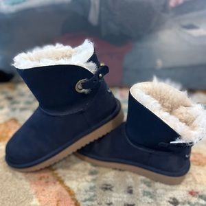 Women’s Navy Kookaburra UGG Boots size 6. NEW Mid-Calf
